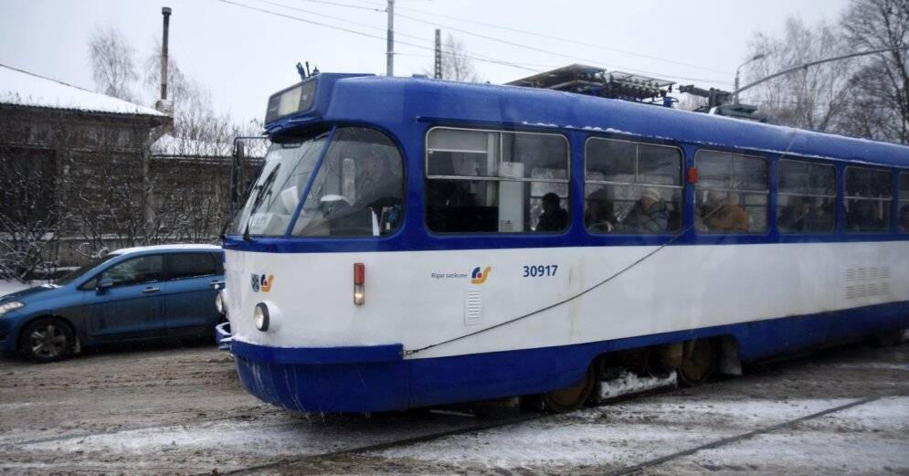 Дебош в рижском трамвае: мочились в окно, оголяли зад, плевали в лицо пассажирке