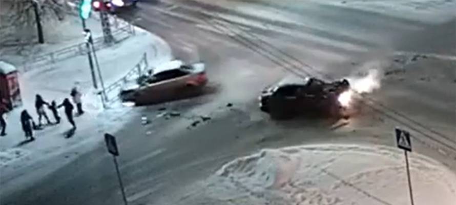 В Петрозаводске ограждение спасло пешеходов от вылетевшего после ДТП автомобиля (ВИДЕО)