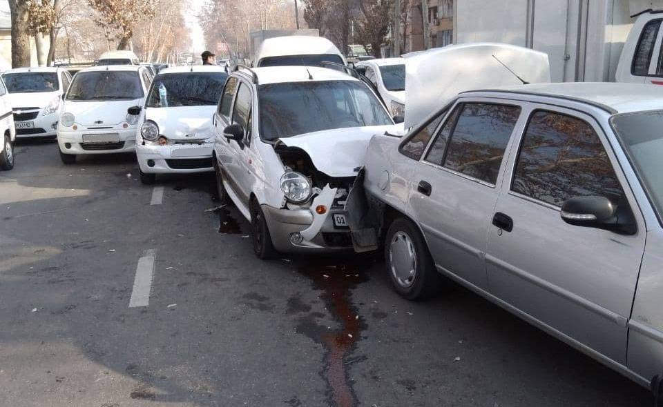 В Ташкенте на светофоре в ДТП попали сразу пять авто