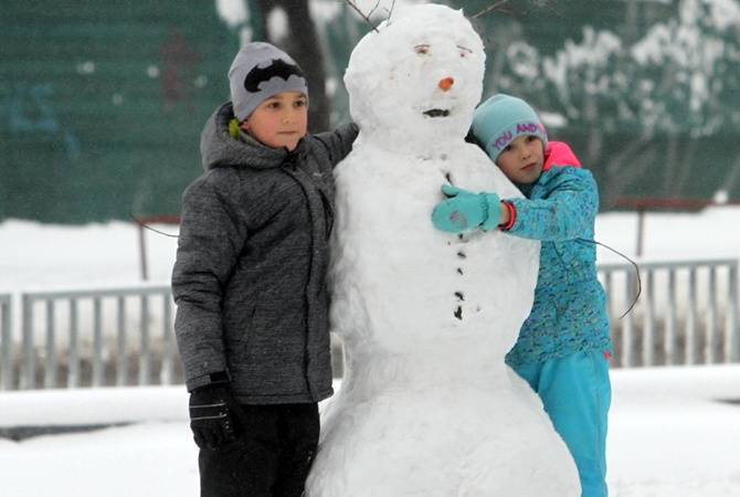 В Украине выпал снег: Одесса придумала лайфхак для катания на санках, а Днепр массово лепит снеговиков