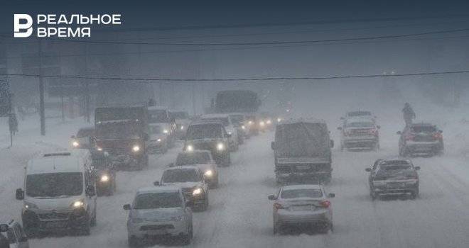 ГИБДД Татарстана попросило водителей не выезжать за город из-за предстоящей метели