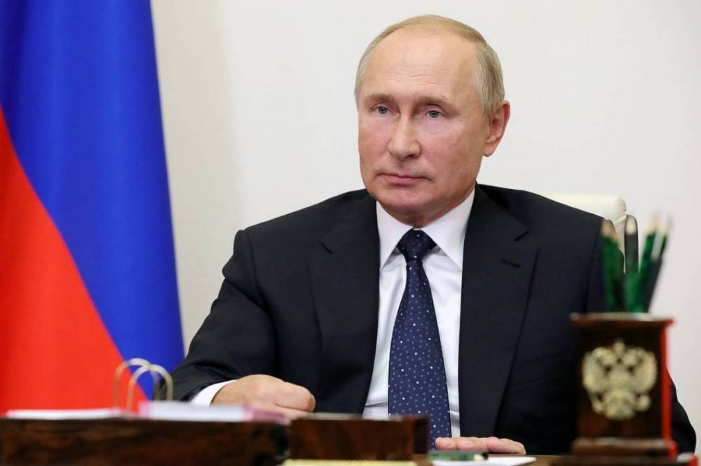 Путин поручил начать массовую вакцинацию всех россиян