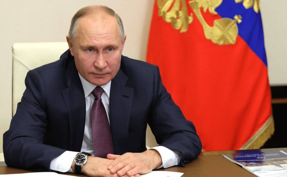 Владимир Путин поручил начать массовую вакцинацию от коронавируса