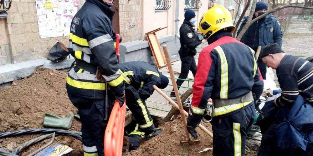 Засыпало землей: в Киеве во время прокладки электрокабеля погиб рабочий