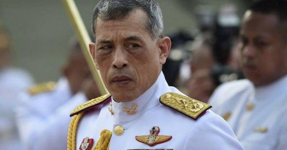 Поближе к народу: король Таиланда отправился в вояж по тюрьмам в компании фаворитки
