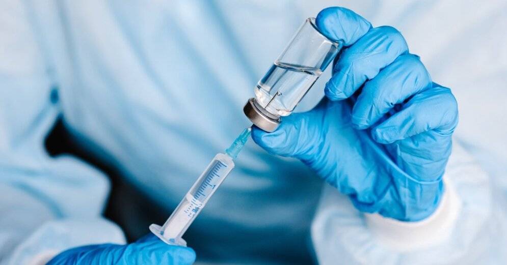 Латвийцы рассказали о побочных эффектах вакцин, вакцинацию будут проводить ветеринары. Главное о Covid-19 за 13 января
