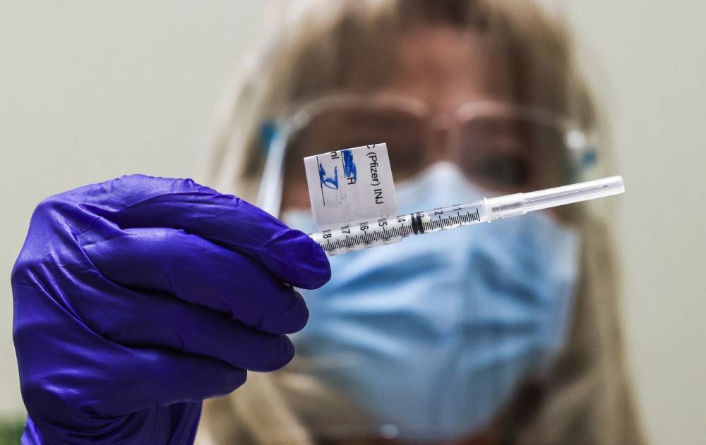 Правительство Британии планирует вакцинировать от коронавируса круглосуточно