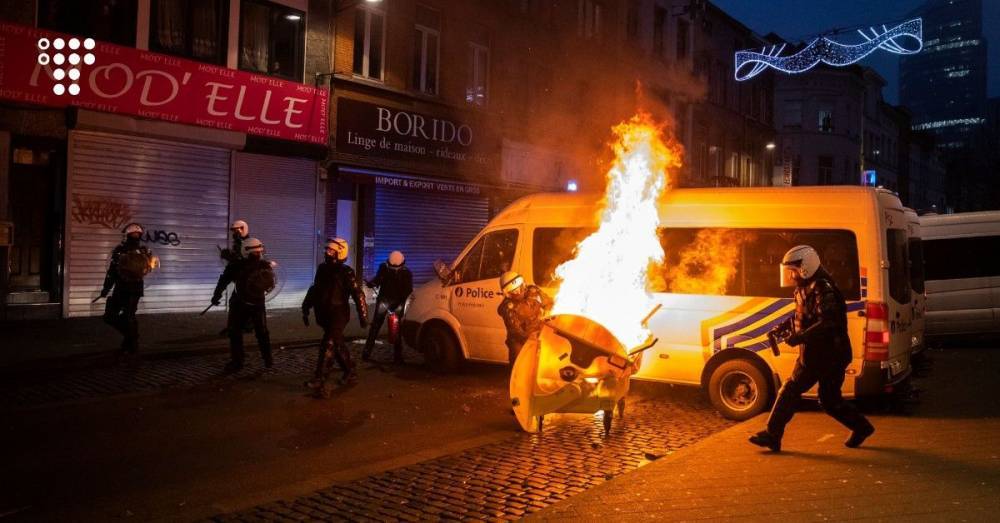 В Брюсселе вспыхнул протест из-за смерти парня в отделении полиции. В беспорядки попал кортеж короля Бельгии