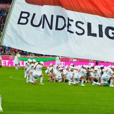 В Германии требуют разобраться с футболистами, делающими стрижки на карантине