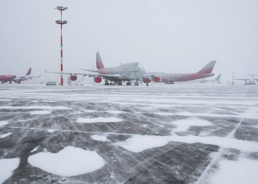 Аэропорты столицы на фоне снегопада работают штатно, но могут быть задержки рейсов