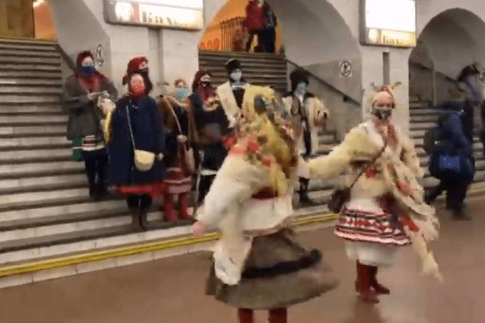 В киевском метро исполнили впечатляющий вертеп с "убийством козы": видео