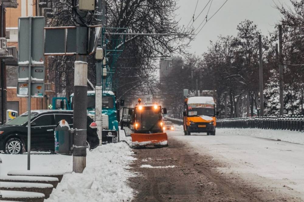 Мокрые трассы и снег на перевалах: водителей предупредили об опасности на дорогах