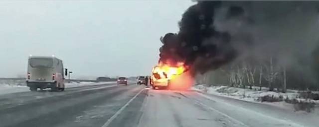 В Омской области на трассе сгорела пассажирская маршрутка