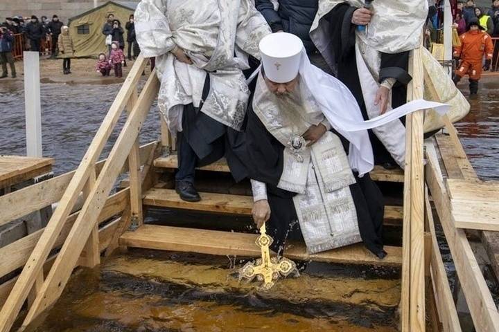 Власти Петербурга решили не отменять крещенские купания