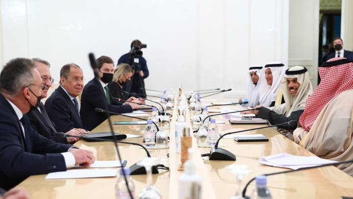 Часть саудовской делегации отказалась раздеваться на встрече с Лавровым