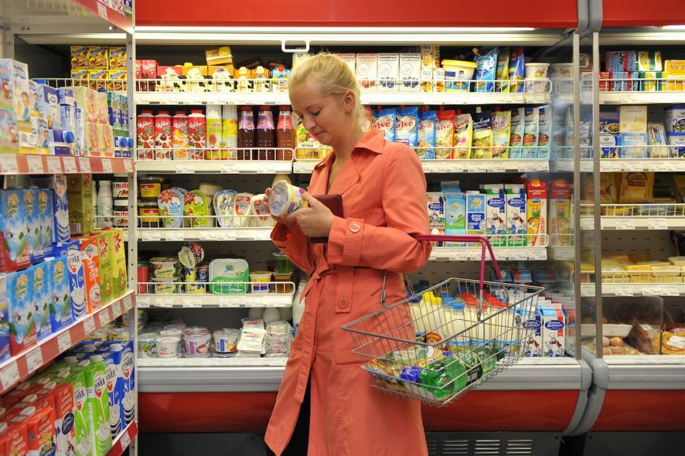 Петербуржцы стали скупать в магазинах дешевеющие продукты