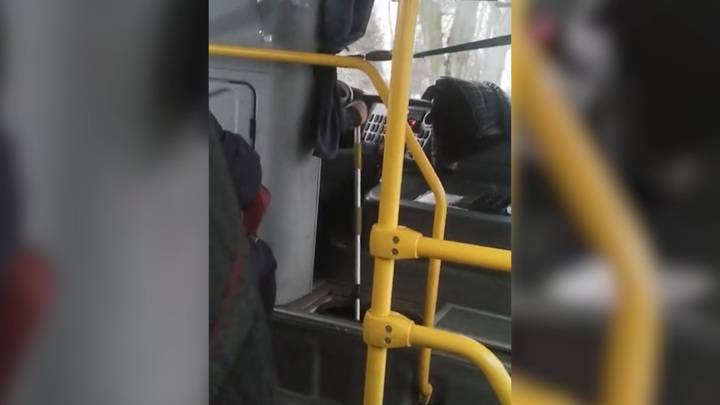 В Калининградской области водитель автобуса переключал скорости шваброй