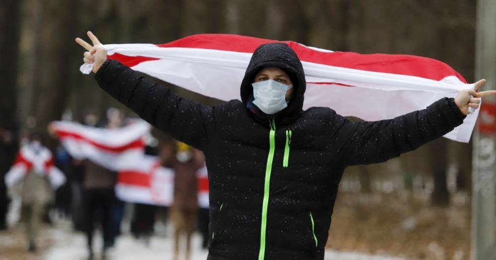 В Беларуси вводят большие штрафы за флаги, которые используют на митингах