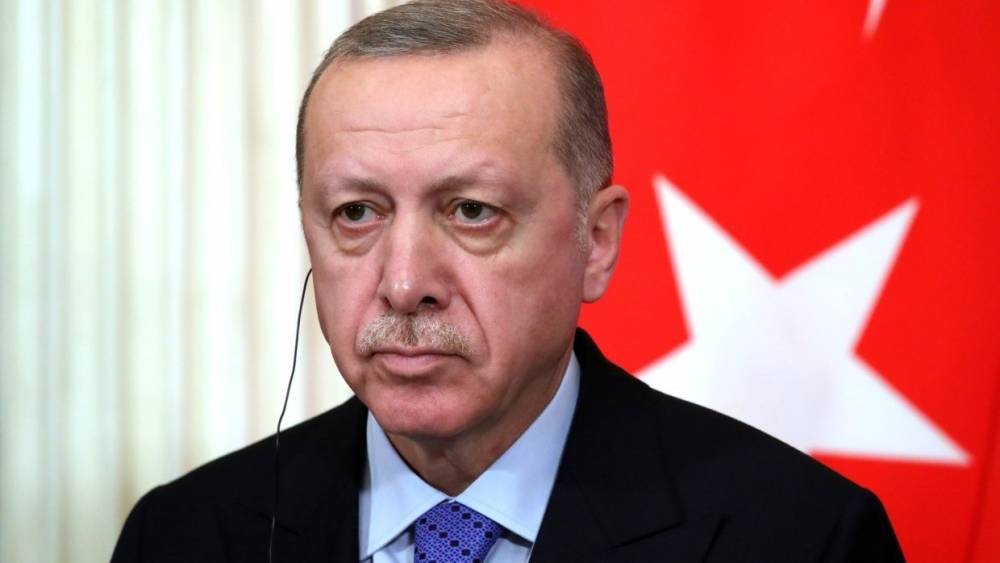 Президенту Турции Эрдогану сделали прививку от коронавируса