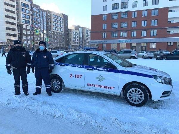 В Екатеринбурге полицейские отвезли домой 8-летнюю школьницу, замерзавшую на остановке