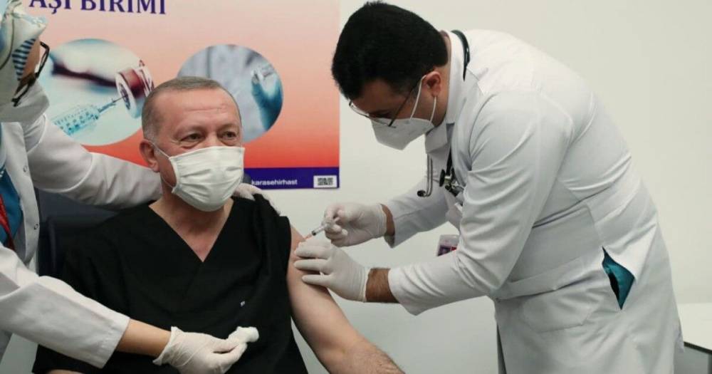 Президент Турции вакцинировался от Сovid-19 и показал откровенные фото из процедурной