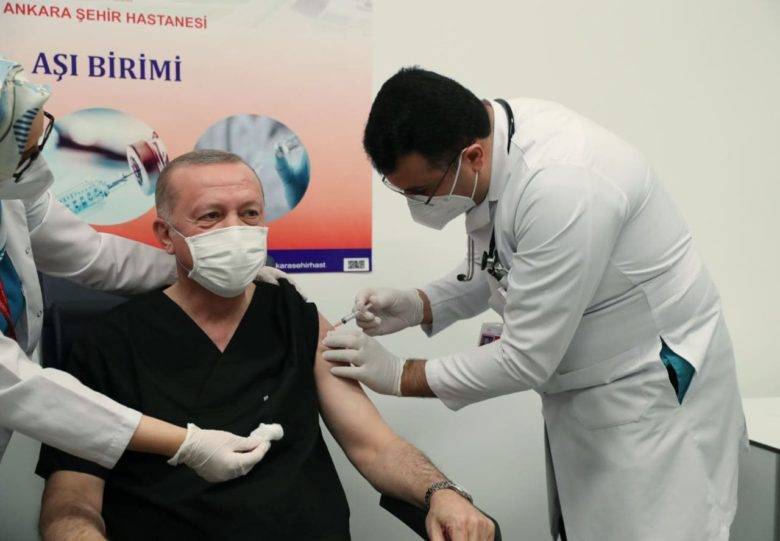 Эрдоган сделал прививку COVID-вакциной Sinovac, которую закупает Украина