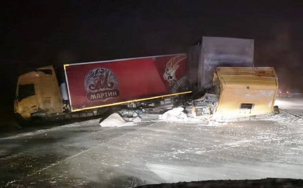 Водитель «КамАЗа» пострадал в столкновении двух грузовиков под Липецком
