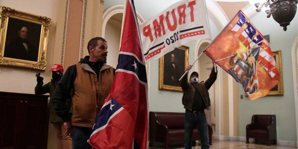Штурм Капитолия: арестован мужчина, который держал в руках флаг Конфедерации — CNN