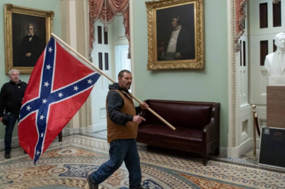 В США задержали сторонника Трампа, который штурмовал Капитолий с флагом Конфедерации