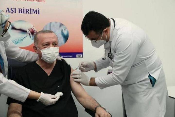 Эрдогану сделали прививку от COVID-19
