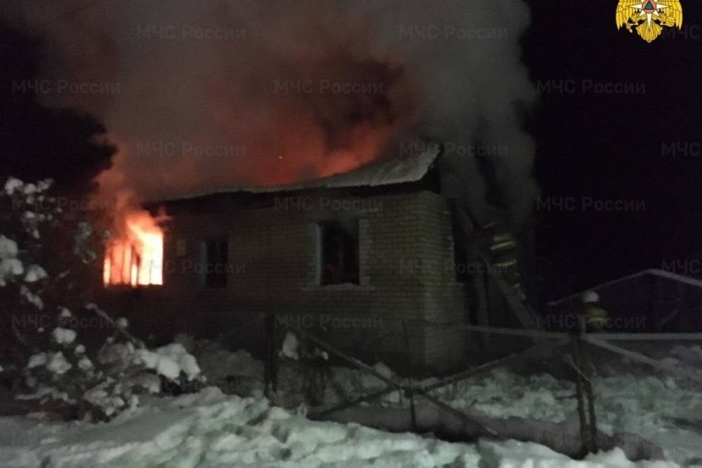 В Брянской области под Жуковкой при пожаре в частном доме погиб мужчина