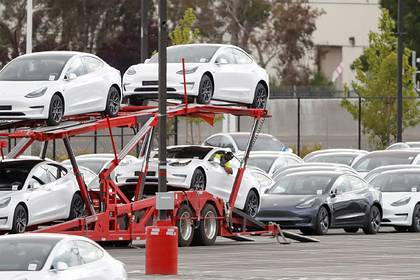 Tesla отзовет десятки тысяч машин из-за опасных дефектов