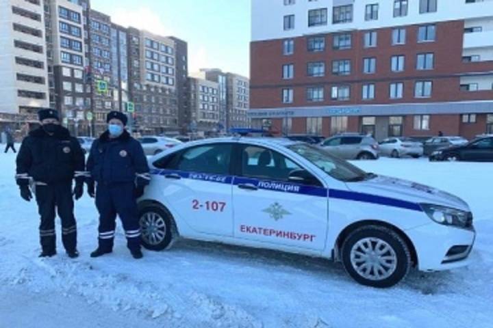 В Екатеринбурге девочка в мороз час прождала автобус, его довезли на машине ГИБДД