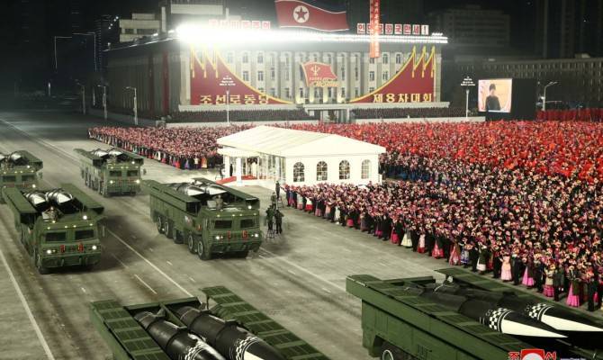 КНДР показала на параде новое мощное оружие