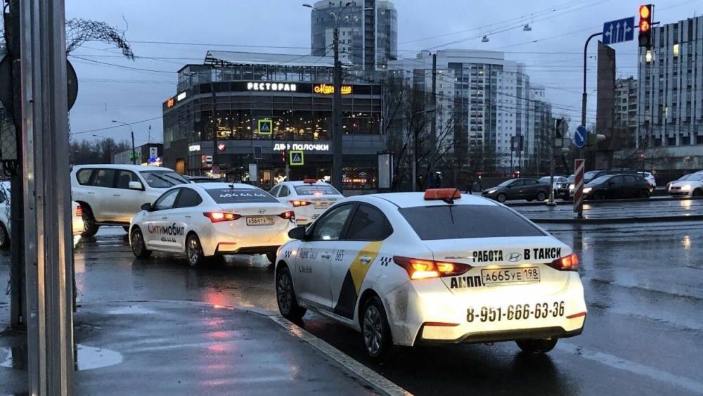 Такси стало обходиться россиянам вдвое дороже