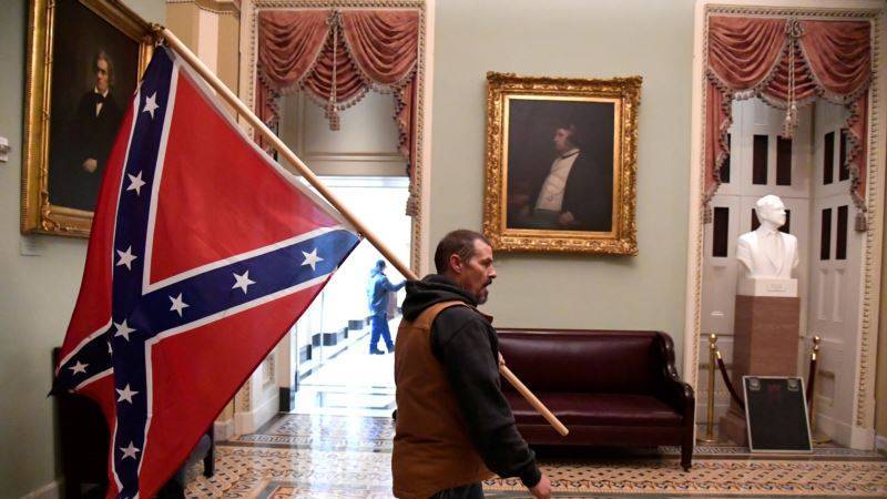 Арестован мужчина, ходивший с флагом Конфедерации по Капитолию