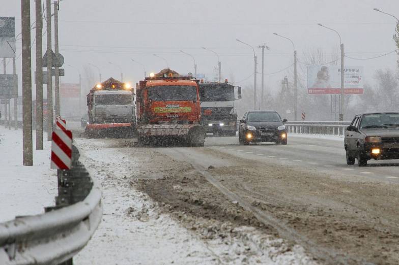 На трассах Ростовской области работает снегоуборочная техника, заторов не зафиксировано