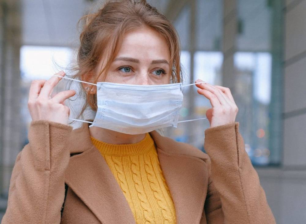 Мурашко: привившиеся от коронавируса россияне должны носить маски