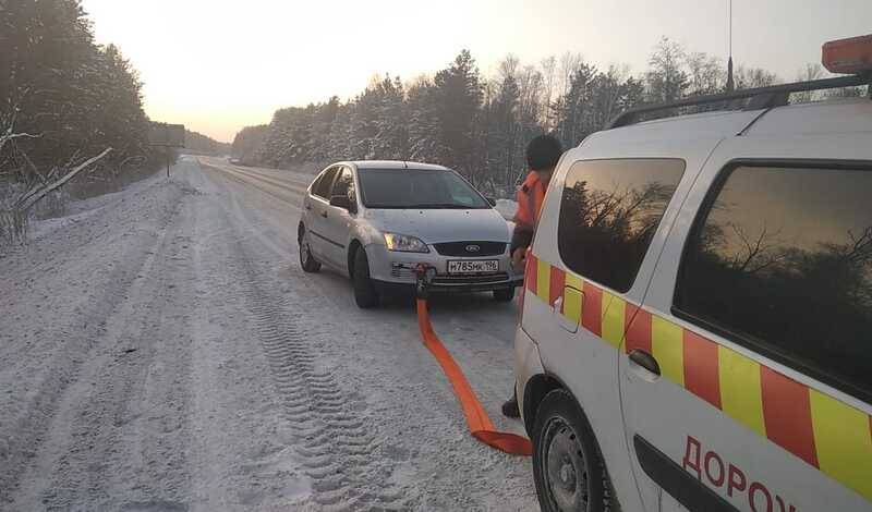 На тюменских трассах патрульные Уралуправтодора помогают водителям в мороз