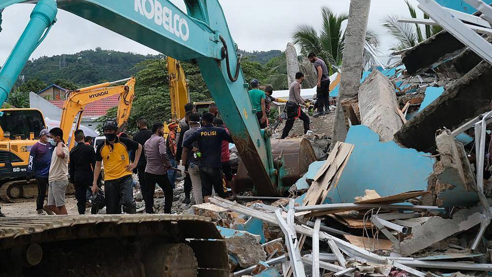Мощное землетрясение в Индонезии: десятки погибших, сотни раненых
