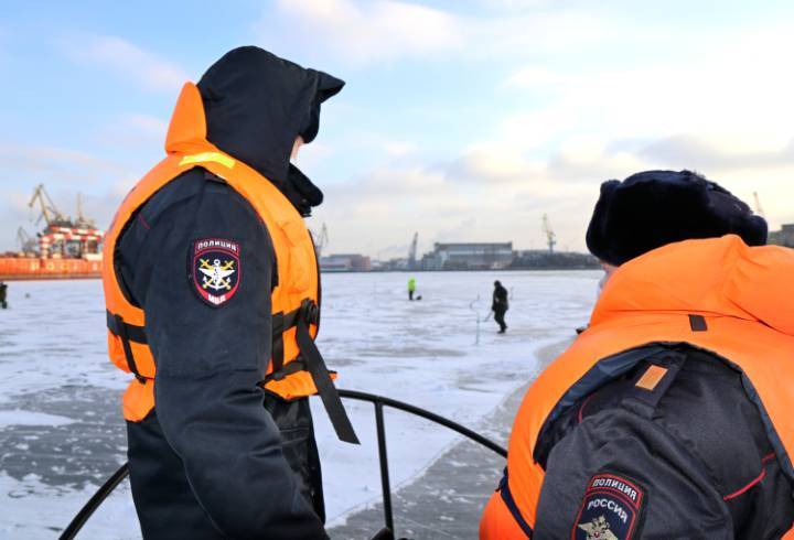 За выход на лед в Петербурге оштрафовали 8 рыбаков