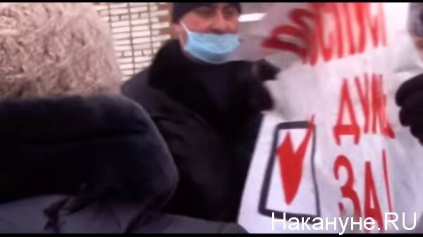 Холодная революция: в Александровске депутаты провели заседание на улице и сместили спикера