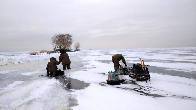 С начала года в Петербурге оштрафовали восемь рыбаков за выход на лед