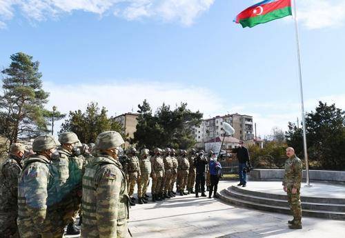 Алиев поднял азербайджанский флаг над городом Шуши
