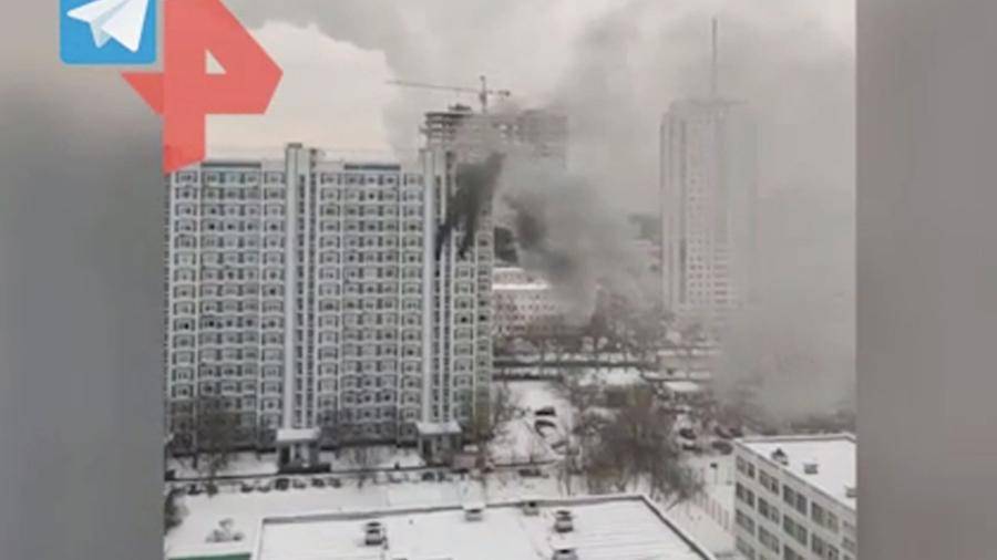 Шесть человек спасли из горящего дома на северо-западе Москвы