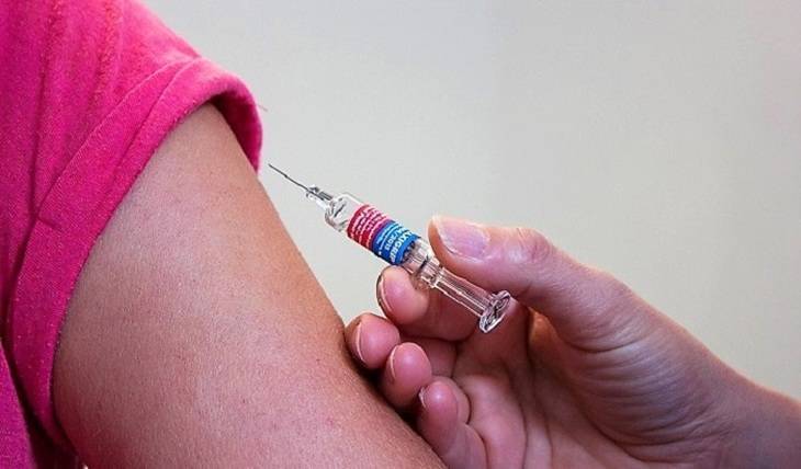 Сделавшие прививку от COVID-19 жители Сахалина получат спецзнак