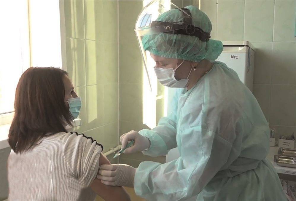 Минздрав призывает ульяновцев не снимать маски и после вакцинации от коронавируса