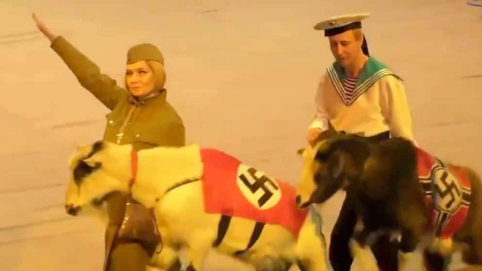 Обезьяна в униформе и коза со свастикой: русский цирк переодел животных в нацистов