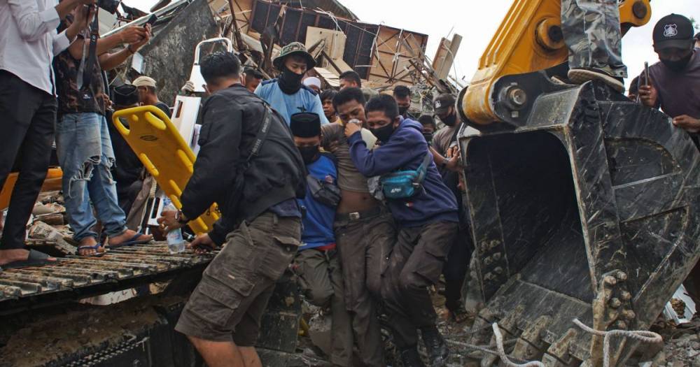 В Индонезии увеличилось число жертв разрушительного землетрясения: жителей эвакуируют (5 фото)