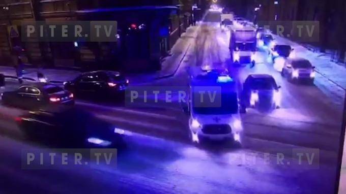 Видео: BMW столкнулся со скорой и отлетел в дом на Каменноостровском